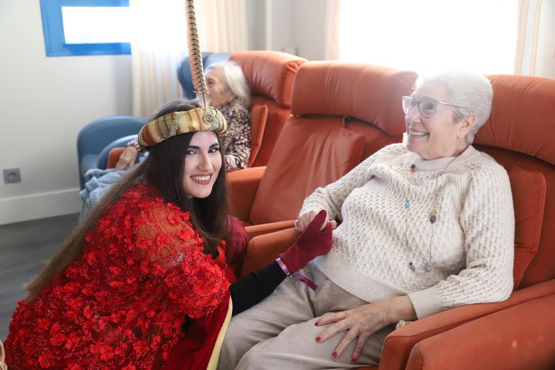 La Asociación Alzheimer Córdoba y el Hospital Reina Sofía reciben la visita del Cartero Real