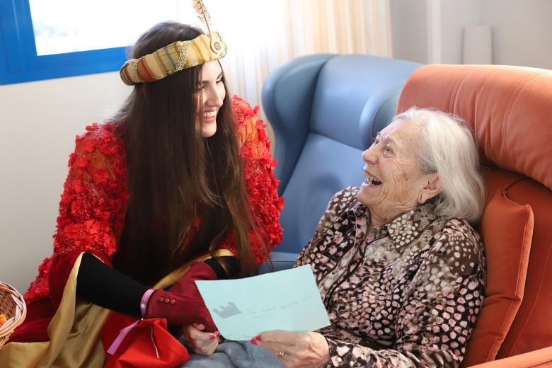 La Asociación Alzheimer Córdoba y el Hospital Reina Sofía reciben la visita del Cartero Real