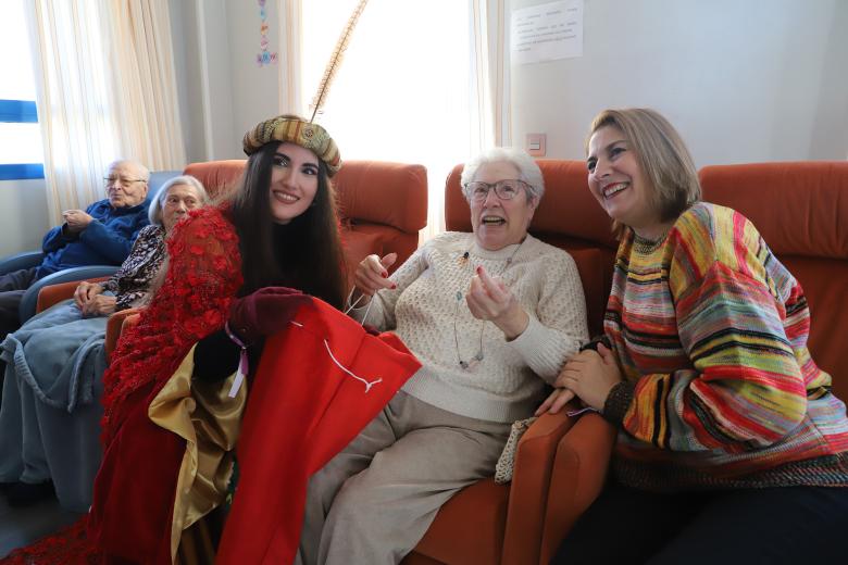 La Asociación Alzheimer Córdoba y el Hospital Reina Sofía reciben la visita del Cartero Real
