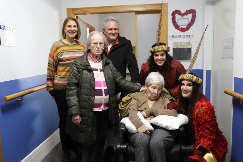 La Asociación Alzheimer Córdoba y el Hospital Reina Sofía reciben la visita del Cartero Real