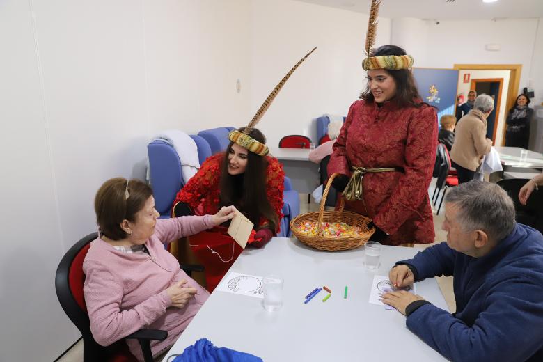 La Asociación Alzheimer Córdoba y el Hospital Reina Sofía reciben la visita del Cartero Real