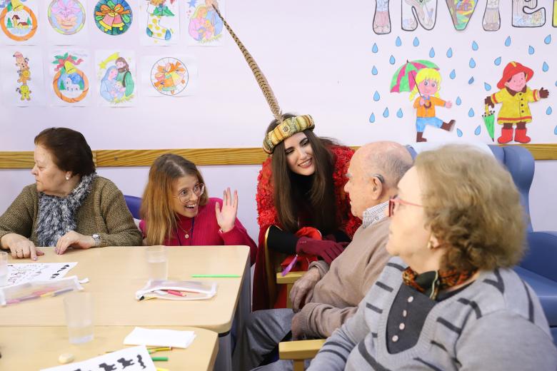 La Asociación Alzheimer Córdoba y el Hospital Reina Sofía reciben la visita del Cartero Real