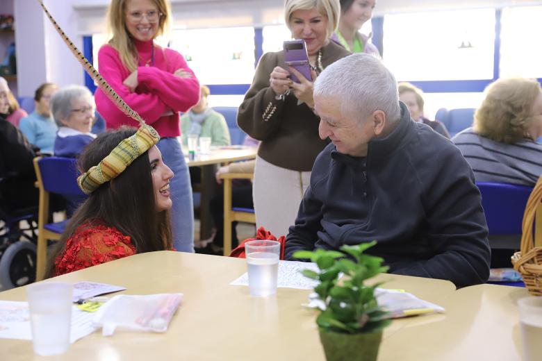 La Asociación Alzheimer Córdoba y el Hospital Reina Sofía reciben la visita del Cartero Real