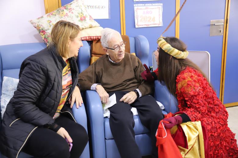 La Asociación Alzheimer Córdoba y el Hospital Reina Sofía reciben la visita del Cartero Real