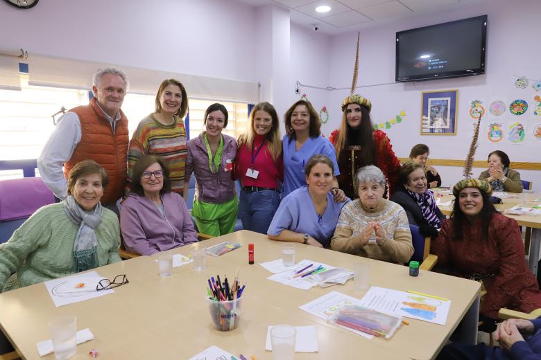 La Asociación Alzheimer Córdoba y el Hospital Reina Sofía reciben la visita del Cartero Real