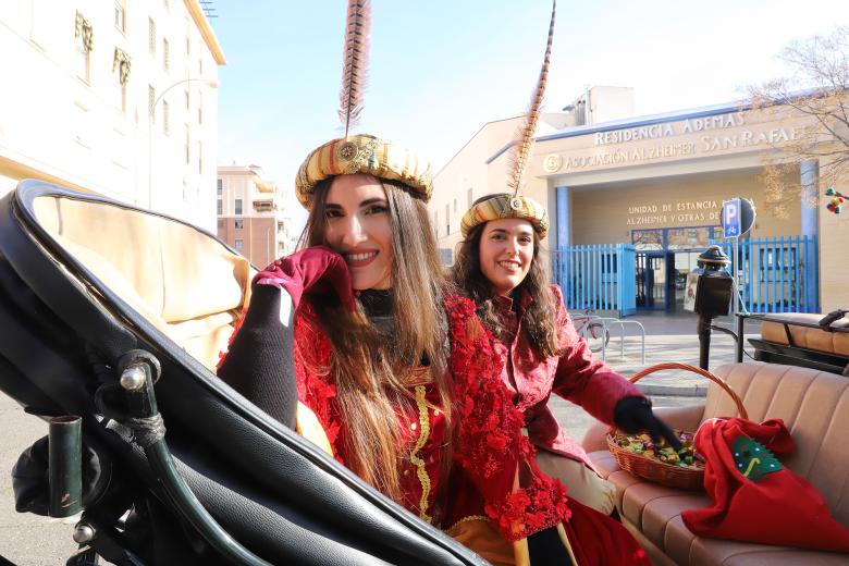 La Asociación Alzheimer Córdoba y el Hospital Reina Sofía reciben la visita del Cartero Real