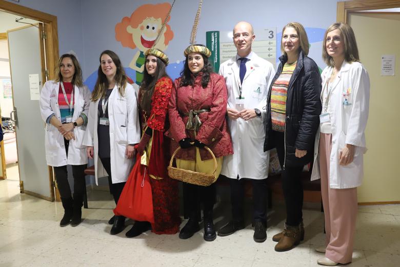 La Asociación Alzheimer Córdoba y el Hospital Reina Sofía reciben la visita del Cartero Real