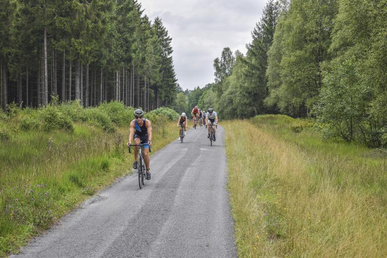 6.	Trans Dinarica, Balcanes: Esta ruta ciclista se inaugurará en 2024 y conectará los ocho países de los Balcanes occidentales. La ruta está compuesta por 100 etapas y se diseñó para ciclistas de todos los niveles. Tiene una extensión de 4000 kilómetros y va desde calles asfaltadas hasta senderos de tierra forestales. Además de ser un impresionante proyecto, podrás disfrutar de la riqueza natural de estos países, como las costas de Albania y Croacia, los bosques de Kosovo y los ríos cristalinos de Eslovenia y Bosnia y Herzegovina.