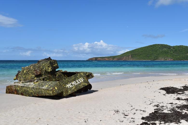 7.	Culebra, Puerto Rico: Puerto Rico ya en sí es un paraíso tropical que no se puede dejar de visitar. Sin embargo, en temporada puede estar bastante llena. Aquí es donde entra la pequeña isla de Culebra. Ubicada a 32 kilómetros de la costa este de la isla, Culebra ofrece actividades al aire libre y relajación. No se puede dejar de visitar en específico Flamenco Beach, una playa de una milla sin olas en las que se puede nadar y bucear tranquilamente. Además, esta playa también tiene un trozo de historia, y es que en su arena blanca descansa un tanque militar estadounidense, decorado con pintura. En la isla también se puede practicar senderismo, esnórquel, kayak, pesca y buceo.