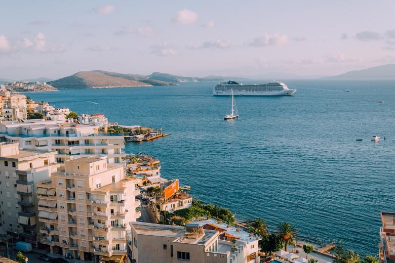 11.	Albania: Este país de la costa del mar Adriático entre Grecia y Montenegro se ha convertido en un destino de playa en los últimos años. Con hermosas playas y precios asequibles, Albania está recibiendo más turistas que nunca en su historia. Este año se inaugurará el nuevo aeropuerto de Vlorë en la costa, lo que facilitará para muchos viajeros ir a la playa. El país además tiene una rica cultura donde se mezclan sus antepasados cristianos y musulmanes.  En 2023 obtuvo el primer parque nacional con un río salvaje en Europa.