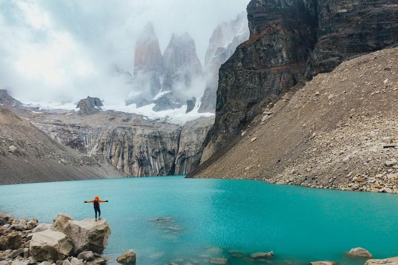 12.	Chile: Este país que disfruta del más pacífico ofrece algo para todos. En el norte, existen paisajes que parecen sacados de Marte, se trata del desierto de Atacama, conocido como el lugar no polar más árido de la Tierra. Además de esto, Chile tiene otras impresionantes visitas naturales como la cordillera de los Andes que se extiende por todo el continente y la fría y salvaje Patagonia al sur del país. Al estar en el hemisferio sur, las estaciones no se experimentan igual que países que están sobre el ecuador, por ello en julio y agosto puedes esquiar en este país, y además puede ser un respiro de las sofocantes temperaturas del verano.