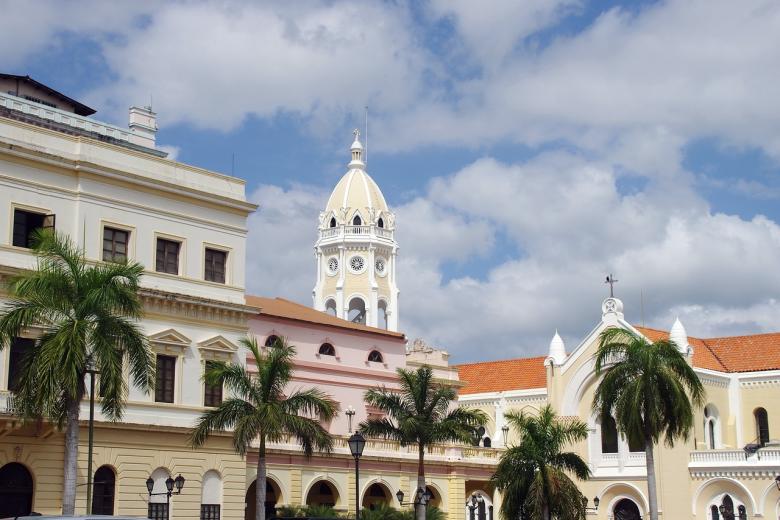 15.	Panamá: Este país que vive lo mejor de los dos mundos, el océano atlántico y el océano pacífico, no se puede dejar de visitar. Famoso por ser hogar de una de las obras de ingeniería más impresionantes de la historia, el Canal de Panamá, este país tiene mucho más que ofrecer. Con un vibrante casco histórico declarado Patrimonio por la UNESCO, viajarás al pasado. Panamá también cuenta con muchos parques nacionales, entre ellos el del Volcán Barú, el punto más alto de Panamá. Además, la ciudad de Panamá tiene una particularidad y es que es la única ciudad del mundo que cuenta con una selva tropical dentro de los límites urbanos.