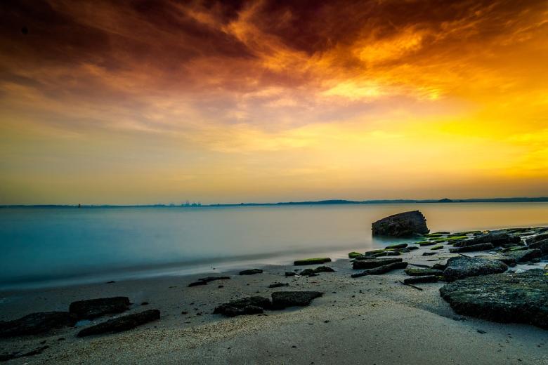 17.	Islas costeras, Singapur: La ciudad-estado de Singapur es capaz de mostrar el urbanismo en su máxima expresión con rascacielos, luces de neón y hoteles de lujo. Sin embargo, si sales de la ciudad encontrarás también la naturaleza en su máxima expresión. En la isla Lázaro puedes quedarte en una pequeña casa de madera alimentada por energía solar y disfrutar de las aguas cristalinas. También puedes visitar la isla de St. John, donde hay un sendero de al menos 3 kilómetros cubiertos de plantas y flores nativas.