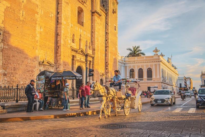 18.	Mérida, México: La península de Yucatán es muy conocida internacionalmente por sus playas tropicales. Sin embargo, existen lugares urbanos como Mérida en los que podrás disfrutar y pasarla igual de bien. Mérida, que fue nombrada capital de la cultura americana hace unos años, te sumerge en la cultura mexicana, su herencia colonial y maya. Además, está repleta de mansiones históricas coloniales, museos y vendedores de artesanía. También puedes visitar ruinas mayas y cuevas de agua subterránea. También podrás degustar muchísimos platos autóctonos mexicanos.