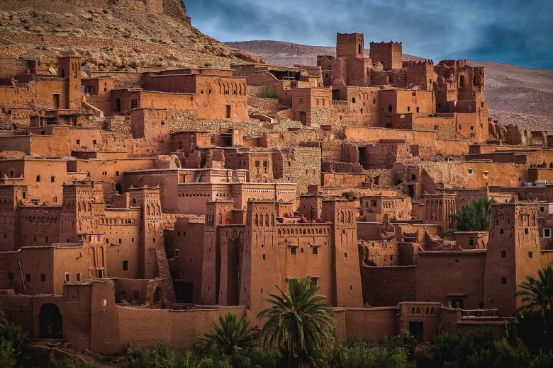 19.	Marruecos: Marruecos es un favorito de los turistas por sus paisajes y monumentos.  Los visitantes suelen congregarse en ciudades como Marrakech y Rabat, sin embargo, hay lugares no tan famosos e igual de bellos. Por ejemplo, Tetuán y la ciudad histórica de Meknes, declarada Patrimonio de la Humanidad.
