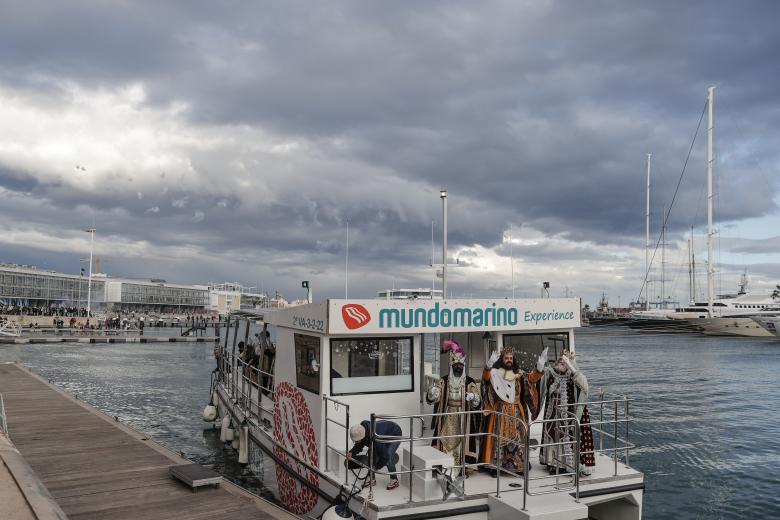 GRAFCVA7587. VALENCIA, 05/01/2024.- Melchor, Gaspar y Baltasar llegan este viernes desde Oriente a Valencia en barco para protagonizar una cabalgata de Reyes previa a la noche más mágica del año. EFE/Manuel Bruque