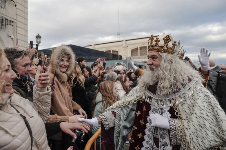 GRAFCVA7579. VALENCIA, 05/01/2024.- Un niño se toma una foto con el Rey Gaspar esta tarde en Valencia, donde han llegado en barco, para protagonizar una cabalgata de Reyes previa a la noche más mágica del año. EFE/Manuel Bruque