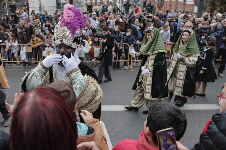 GRAFCVA7583. VALENCIA, 05/01/2024.- El Rey Melchor saluda a los muchísimos niños y también padres que esta tarde en Valencia se han acercado hasta el puerto para ver llegar a los reyes, que protagonizan una cabalgata previa a la noche más mágica del año. EFE/Manuel Bruque