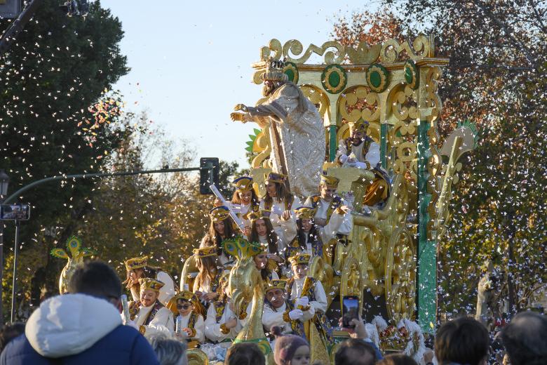 PALMA DE MALLORCA (ISLAS BALEARES) 05- 01-24. Los reyes magos llegan al Moll Vell a bordo de La Balear, un llaüt que este año celebra su centenario. Tras el desembarco y recibir la llave de la ciudad de manos del alcalde, Jaime Martínez, la comitiva real inicia su recorrido por las calles de Palma.- EFE/CATI CLADERA