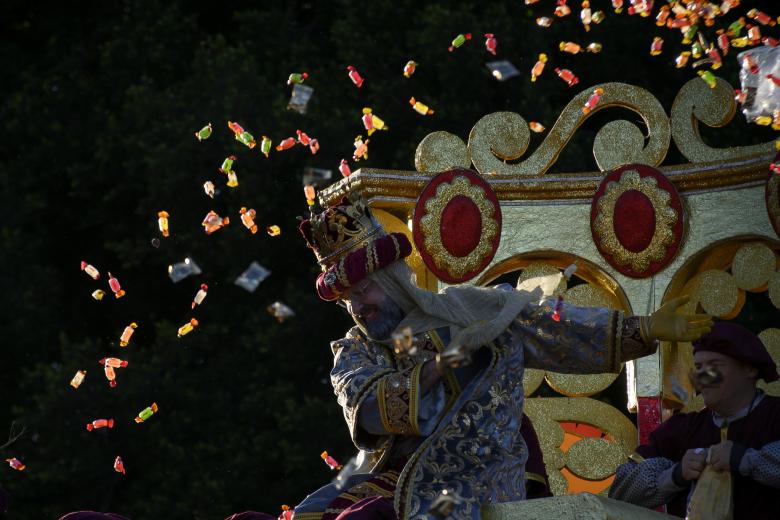 PALMA DE MALLORCA (ISLAS BALEARES) 05- 01-24. Los reyes magos llegan al Moll Vell a bordo de La Balear, un llaüt que este año celebra su centenario. Tras el desembarco y recibir la llave de la ciudad de manos del alcalde, Jaime Martínez, la comitiva real inicia su recorrido por las calles de Palma.- EFE/CATI CLADERA