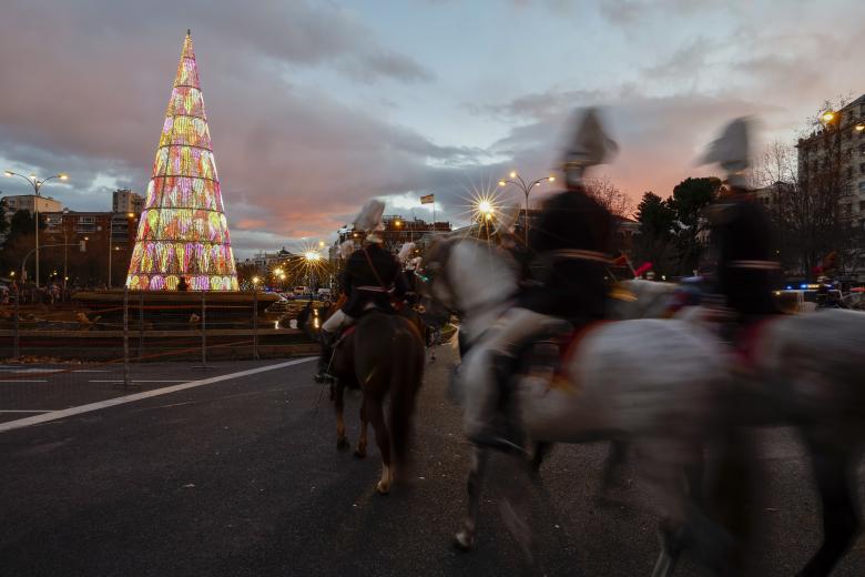 MADRID, 05/01/2024.-Vista de los preparativos para el desfile de carrozas de la cabalgata de los Reyes Magos, este viernes en el centro de Madrid.-EFE/ Zipi Aragón