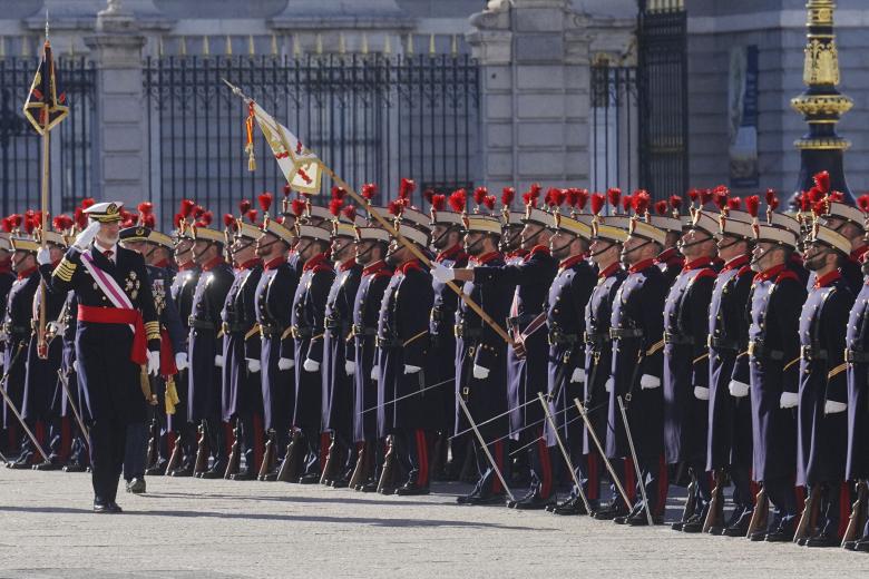 El rey Felipe VI, pasa revista a la Guardia Real este sábado en la Plaza de la Armería del Palacio Real durante la ceremonia de la Pascua Militar