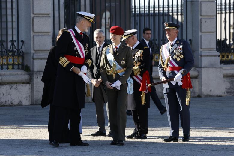 El rey Felipe VI, pasa revista a la Guardia Real este sábado en la Plaza de la Armería del Palacio Real durante la ceremonia de la Pascua Militar