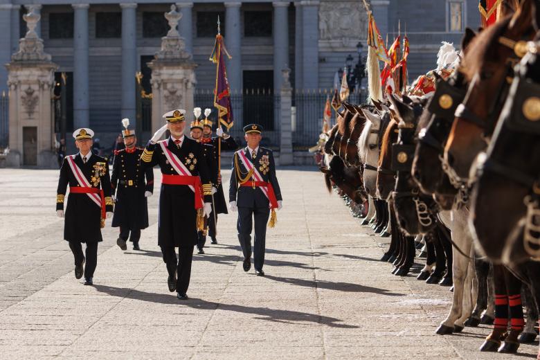 El Rey Felipe VI pasando revista en los actos de la Pascua Militar