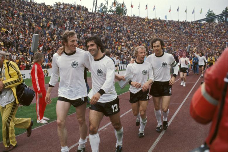 Beckenbauer, junto a Gerd Müller y Berti Vogts, celebrando el Mundial