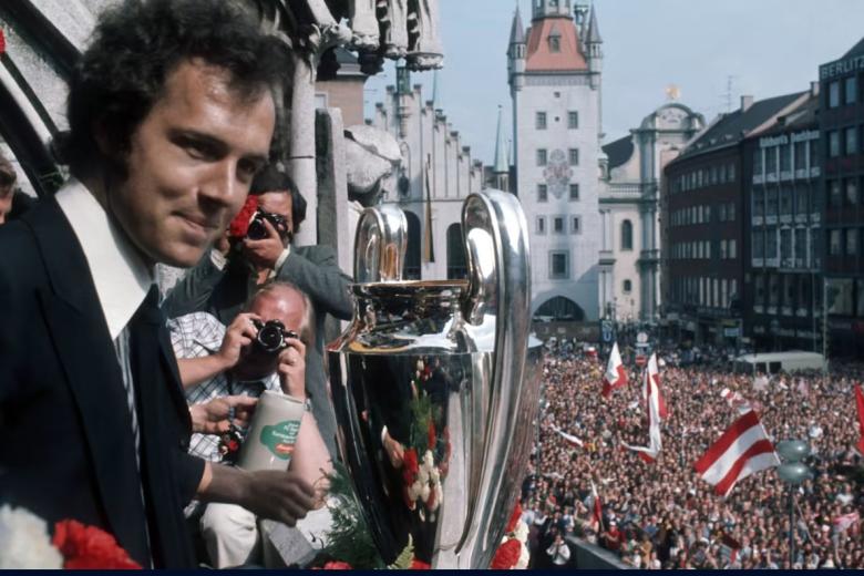 Beckenbauer levanta la Copa de Europa, una de las tres que ganó con el Bayern, a las calles de Múnich