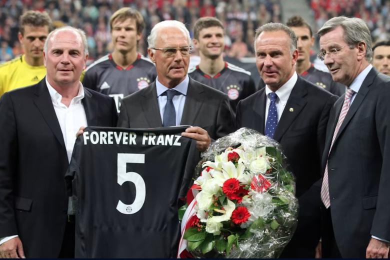 Beckenbauer en un acto de despedida con el club de su vida, el Bayern Múnich