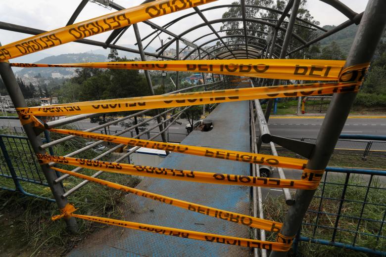 Imagen de un puente peatonal acordonado tras una explosión registrada en la noche del lunes al martes 9 de enero en Quito (Ecuador)