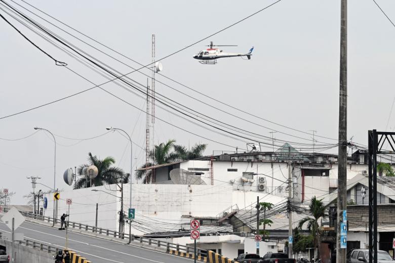 Un helicóptero supervisa las inmediaciones del canal de televisión TC, en la ciudad de Guayaquil, donde tomaron como rehenes a personal de la cadena en plena emisión en directo.