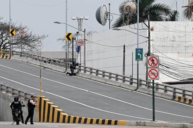 La Policía indicó que ante la irrupción «de delincuentes en las instalaciones de un medio de comunicación en Guayaquil» sus unidades especializadas se encuentran desplegadas en el lugar para atender la emergencia.