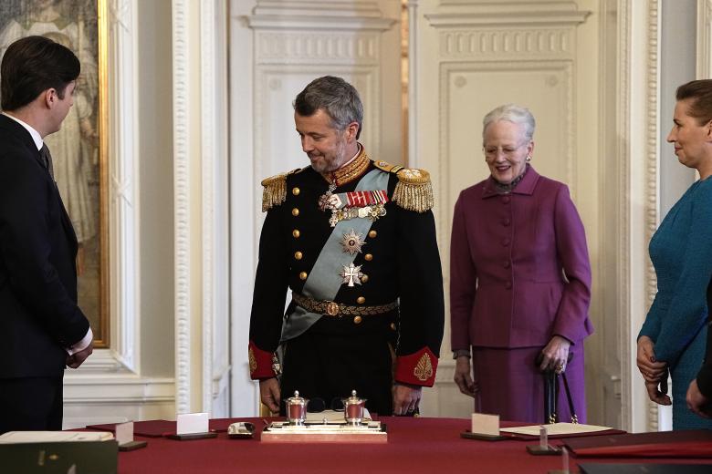 Copenhagen (Denmark), 14/01/2024.- Denmark's Queen Margrethe (C-R) leaves the place at the head of the table to her son King Frederik X (C) after signing a declaration of abdication during the Council of State meeting at Christiansborg Castle in Copenhagen, Denmark, 14 January 2024. Denmark's Queen Margrethe II announced in her New Year's speech on 31 December 2023 that she would abdicate on 14 January 2024, the 52nd anniversary of her accession to the throne. Her eldest son, Crown Prince Frederik, is set to succeed his mother on the Danish throne as King Frederik X. His son, Prince Christian, will become the new Crown Prince of Denmark following his father's coronation. (Dinamarca, Copenhague) EFE/EPA/MADS CLAUS RASMUSSEN DENMARK OUT