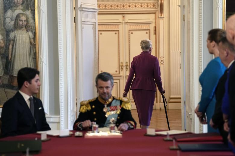 Copenhagen (Denmark), 14/01/2024.- Denmark's Queen Margrethe (C-R) leaves the place at the head of the table to her son King Frederik X (C) after signing a declaration of abdication during the Council of State meeting at Christiansborg Castle in Copenhagen, Denmark, 14 January 2024. Denmark's Queen Margrethe II announced in her New Year's speech on 31 December 2023 that she would abdicate on 14 January 2024, the 52nd anniversary of her accession to the throne. Her eldest son, Crown Prince Frederik, is set to succeed his mother on the Danish throne as King Frederik X. His son, Prince Christian, will become the new Crown Prince of Denmark following his father's coronation. (Dinamarca, Copenhague) EFE/EPA/MADS CLAUS RASMUSSEN DENMARK OUT