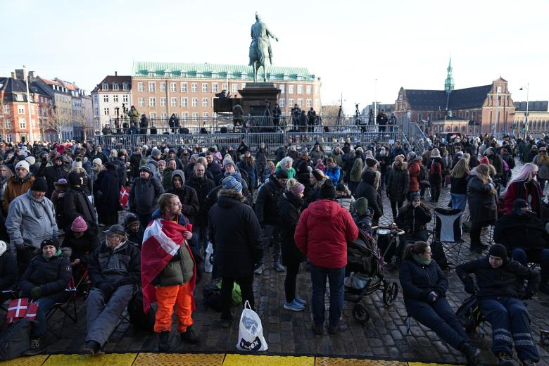 Copenhagen (Denmark), 14/01/2024.- People wear fake crowns as they gather in front of Christiansborg Castle ahead of Queen Margrethe's abdication in Copenhagen, Denmark, 14 January 2024. Queen Margrethe had her last official task on 08 January as the head of the Danish royal house. Denmark's Queen Margrethe II announced in her New Year's speech on 31 December 2023 that she would abdicate on 14 January 2024, the 52nd anniversary of her accession to the throne. Her eldest son, Crown Prince Frederik, is set to succeed his mother on the Danish throne as King Frederik X. His son, Prince Christian, will become the new Crown Prince of Denmark following his father's coronation. (Dinamarca, Copenhague) EFE/EPA/EMIL HELMS DENMARK OUT