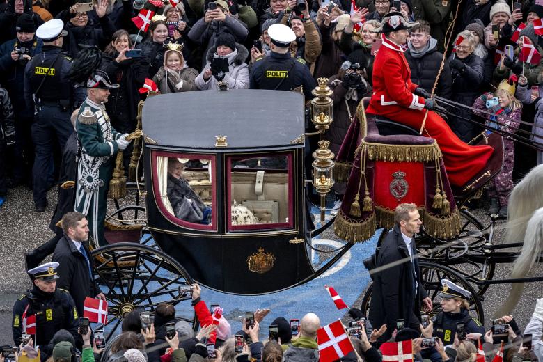 Copenhagen (Denmark), 14/01/2024.- People wait for the royal couple to drive from Amalienborg Castle to Christiansborg Castle ahead of Queen Margrethe's abdication in Copenhagen, Denmark, 14 January 2024. Denmark's Queen Margrethe II announced in her New Year's speech on 31 December 2023 that she would abdicate on 14 January 2024, the 52nd anniversary of her accession to the throne. Her eldest son, Crown Prince Frederik, is set to succeed his mother on the Danish throne as King Frederik X. His son, Prince Christian, will become the new Crown Prince of Denmark following his father's coronation. (Dinamarca, Copenhague) EFE/EPA/BO AMSTRUP DENMARK OUT