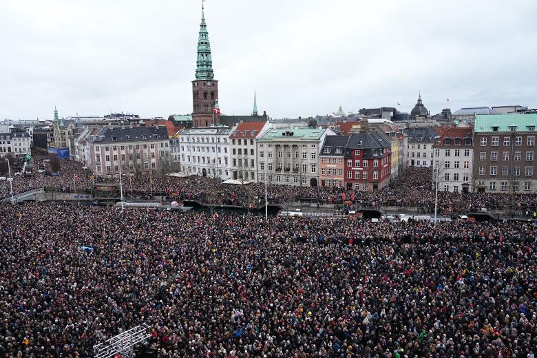 Copenhagen (Denmark), 14/01/2024.- People gather at Christiansborg Palace Square during the change of throne in Copenhagen, Denmark, 14 January 2024. Denmark's Queen Margrethe II announced in her New Year's speech on 31 December 2023 that she would abdicate on 14 January 2024, the 52nd anniversary of her accession to the throne. Her eldest son, Crown Prince Frederik, is set to succeed his mother on the Danish throne as King Frederik X. His son, Prince Christian, will become the new Crown Prince of Denmark following his father's coronation. (Dinamarca, Copenhague) EFE/EPA/MADS CLAUS RASMUSSEN DENMARK OUT
