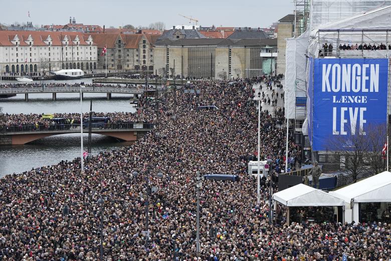 Copenhagen (Denmark), 14/01/2024.- People gather at Christiansborg Palace Square during the change of throne in Copenhagen, Denmark, 14 January 2024. Denmark's Queen Margrethe II announced in her New Year's speech on 31 December 2023 that she would abdicate on 14 January 2024, the 52nd anniversary of her accession to the throne. Her eldest son, Crown Prince Frederik, is set to succeed his mother on the Danish throne as King Frederik X. His son, Prince Christian, will become the new Crown Prince of Denmark following his father's coronation. (Dinamarca, Copenhague) EFE/EPA/MADS CLAUS RASMUSSEN DENMARK OUT