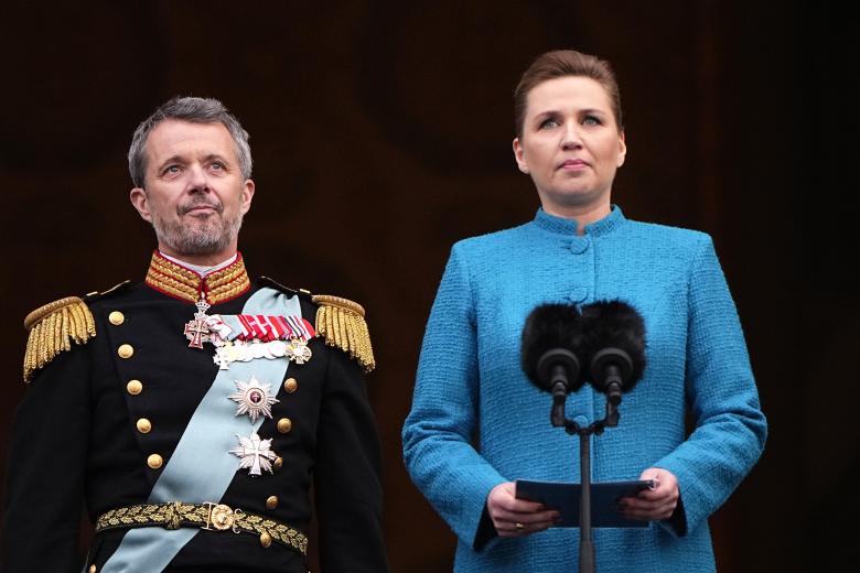 Copenhagen (Denmark), 14/01/2024.- Danish Prime Minister Mette Frederiksen (R) proclaims King Frederik X's accession to the throne from the balcony at Christiansborg Palace in Copenhagen, Denmark, 14 January 2024. Denmark's Queen Margrethe II abdicated on 14 January 2024, the 52nd anniversary of her accession to the throne. Her eldest son, Crown Prince Frederik, succeeded his mother on the Danish throne as King Frederik X while his son, Prince Christian, became the new Crown Prince of Denmark following his father's coronation. (Dinamarca, Copenhague) EFE/EPA/BO AMSTRUP DENMARK OUT