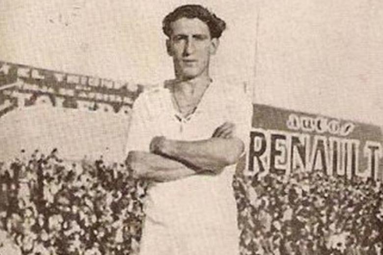 Jaime Lazcano fue el primer futbolista en marcar un hat trick en un clásico. El 30 de marzo de 1930 el Real Madrid ganó 5-1 al Barça y Lazcano anotó tres goles. El jugador repetiría esta misma hazaña en el 3 de febrero de 1935.