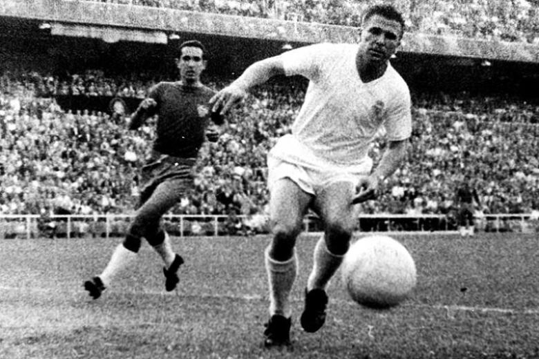 Puskas fue una leyenda del Real Madrid. El húngaro logró marcar un hat trick en un clásico hasta en dos ocasiones en el mismo año. La primera vez el 27 de enero de 1963 en el Camp Nou y la segunda el 15 de diciembre de 1963, ambas en Liga.