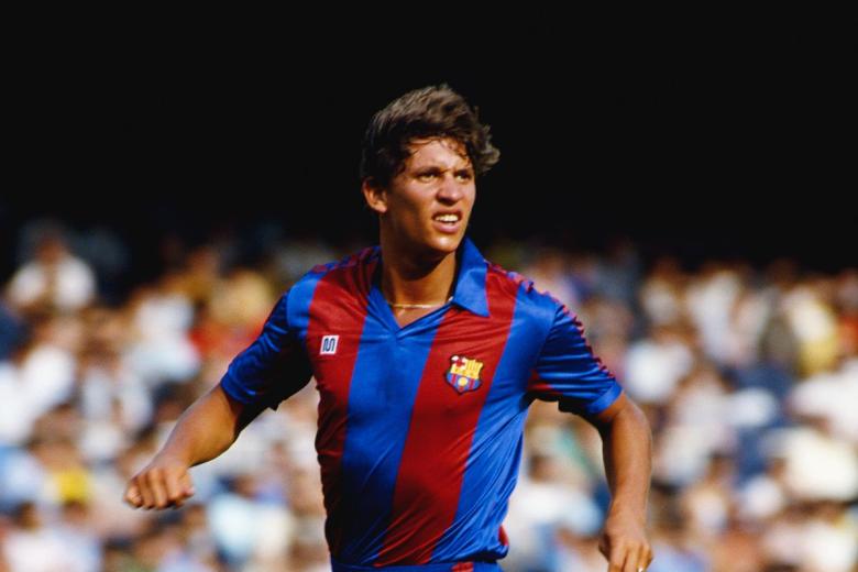 Gary Lineker ha sido el único futbolista inglés que ha marcado tres goles en un clásico. Fue el 31 de enero de 1987 en una ajustada victoria de los culés en el Camp Nou por 3-2. Valdano y Hugo Sánchez marcaron por parte del Real Madrid.