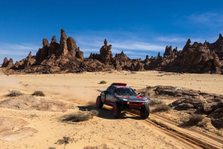 Carlos Sainz en una etapa del Dakar atravesando el desierto