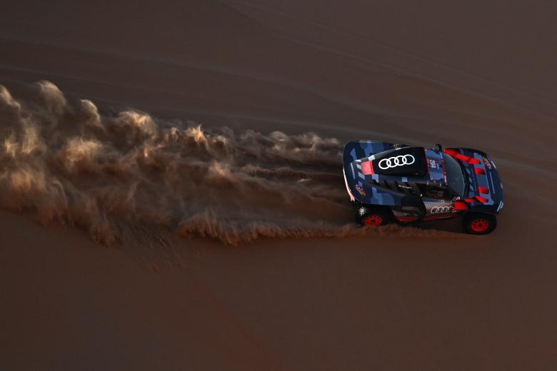 Sainz conduciendo en solitario en una etapa del Dakar