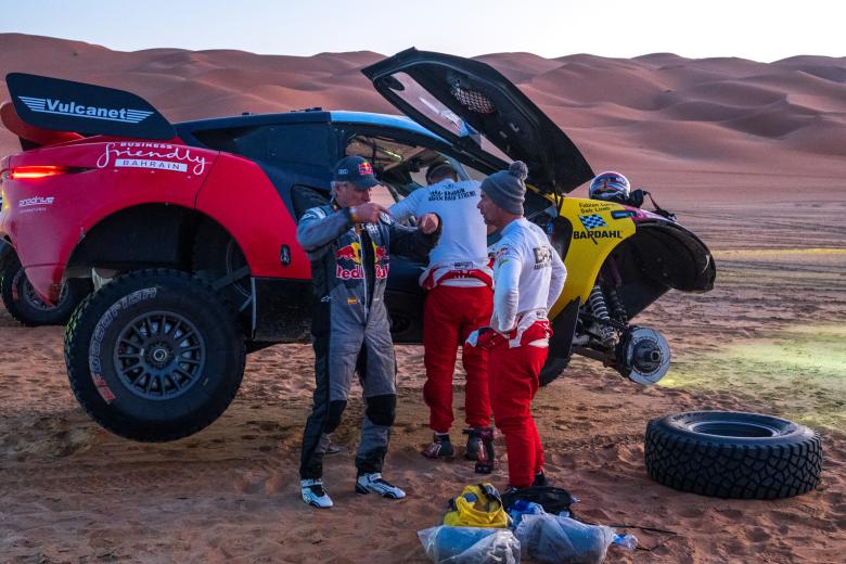 Sainz conversando con Loeb en un aparte del Dakar