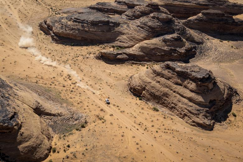Sainz atravesando una de las monumentales postales que deja el desierto saudí