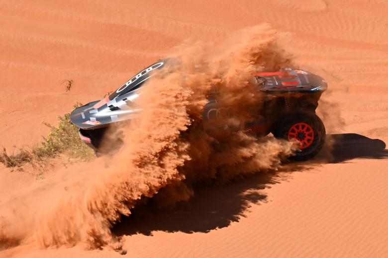 El coche de Sainz atraviesa la arena en su camino hacia el Dakar