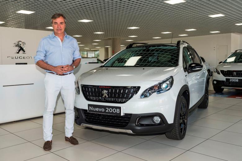 Peugeot 2008. Es normal que las marcas se rifen al piloto madrileño cuando se trata del rally más duro del mundo. En este caso también logró terminar primero con Peugeot, que le hizo entrega de una unidad del 2008 de la época